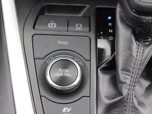 Used 2025 Toyota RAV4 XLE AWD/4WD image 20