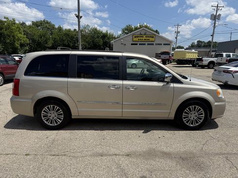 Used 2014 Chrysler Town & Country Touring-L w/ Driver Convenience Group FWD image 6