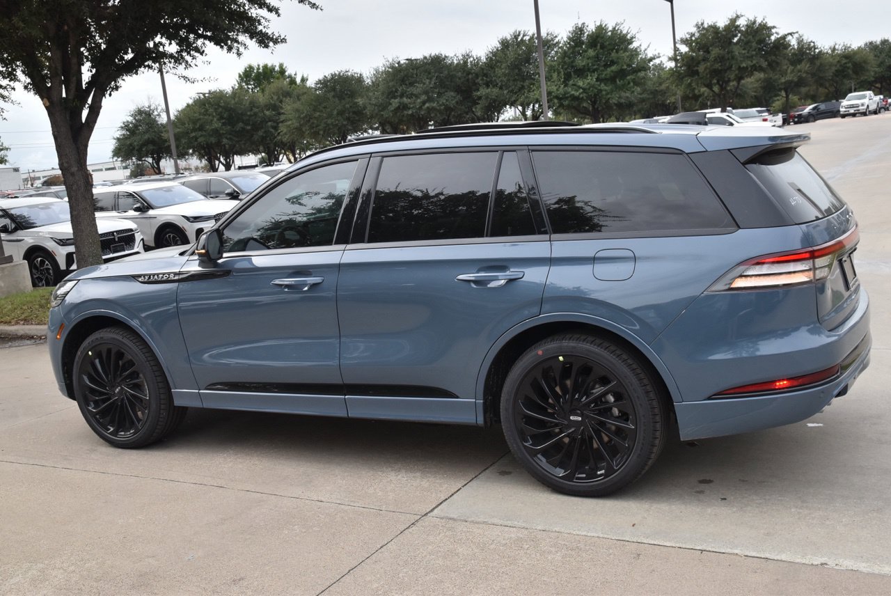 New 2027 Lincoln Aviator Reserve w/ Jet Appearance Package RWD image 10