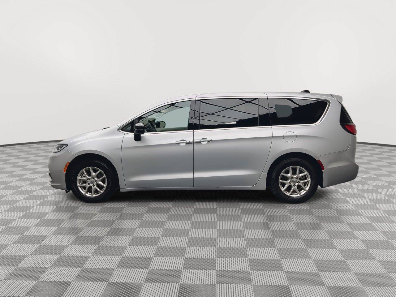Used 2024 Chrysler Pacifica Touring-L FWD image 36