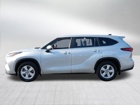 Used 2023 Toyota Highlander LE image 3