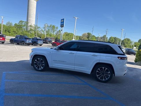 Used 2024 Jeep Grand Cherokee Overland w/ Luxury Tech Group IV AWD/4WD image 13