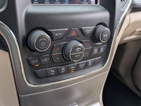 Used 2019 Jeep Grand Cherokee Laredo image 22