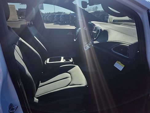 New 2026 Chrysler Pacifica Select image 30