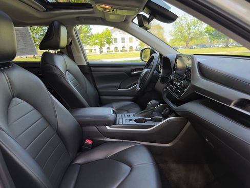 Used 2021 Toyota Highlander XLE AWD/4WD image 28