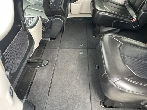 Used 2024 Chrysler Pacifica Touring-L FWD image 45