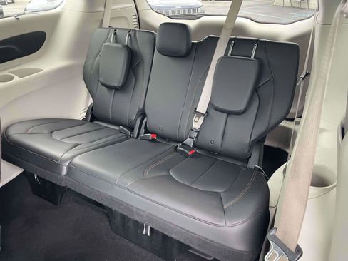 Used 2018 Chrysler Pacifica Touring-L FWD image 7