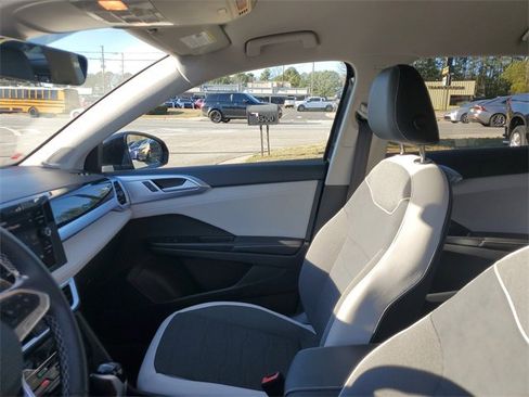 Certified 2025 Volkswagen Taos SE image 17
