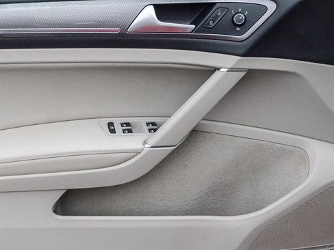 Used 2017 Volkswagen Golf Alltrack S image 25