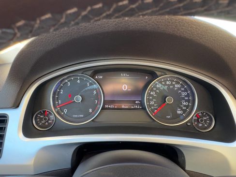 Used 2013 Volkswagen Touareg Sport image 14