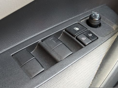 Used 2022 Toyota Corolla LE image 18