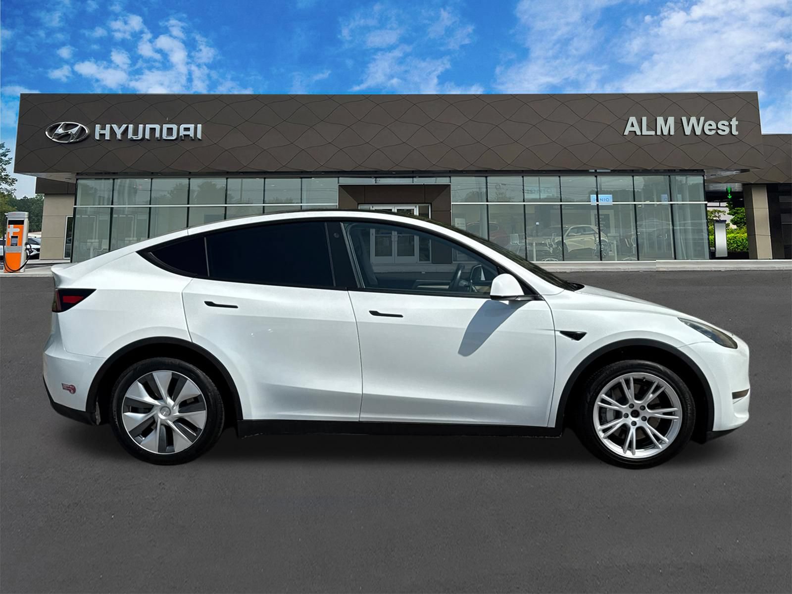 Used 2023 Tesla Model Y Long Range AWD/4WD image 4