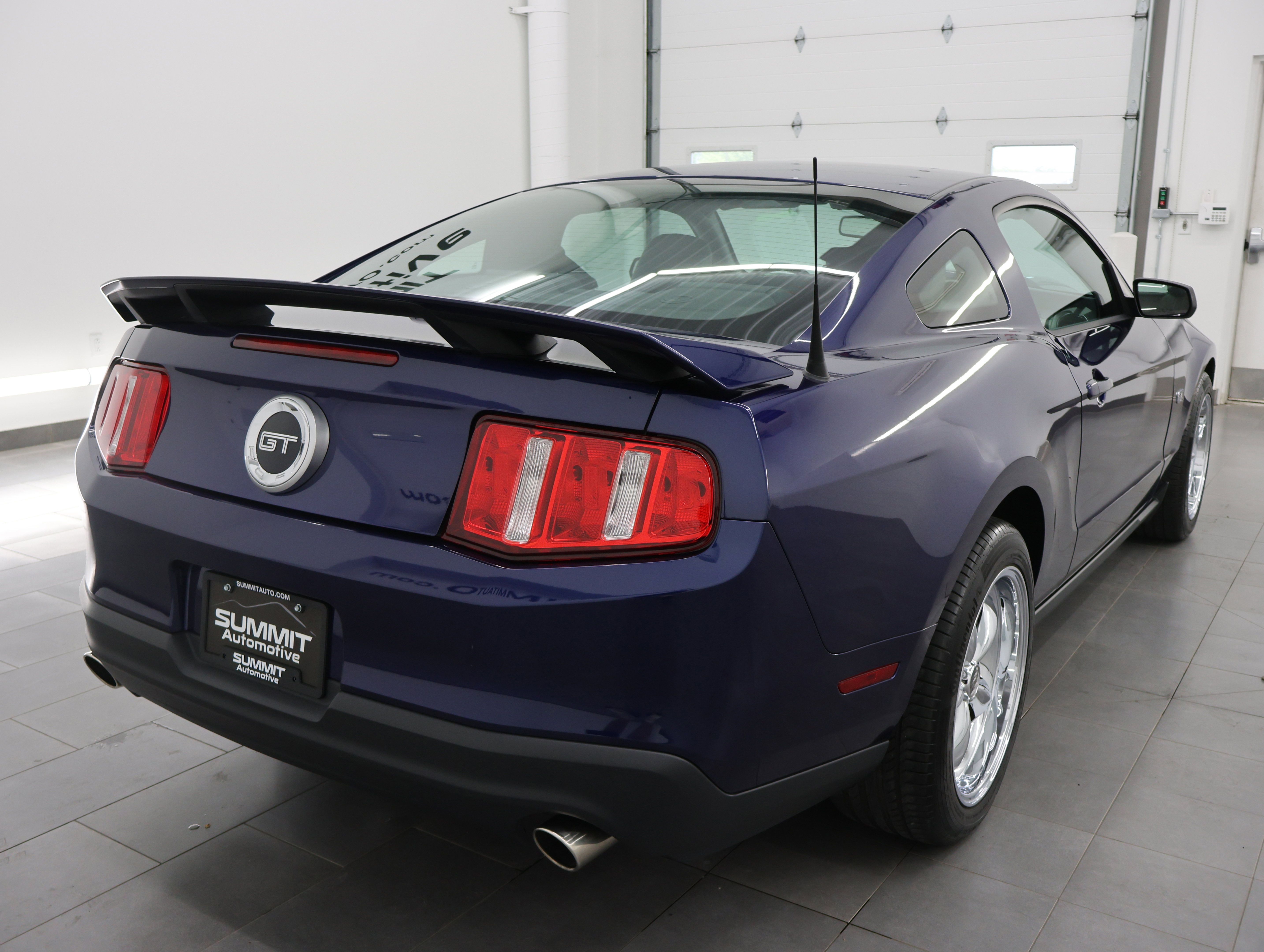 Used 2010 Ford Mustang GT RWD image 5