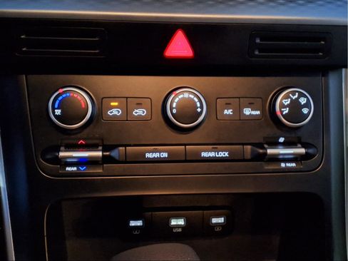 Used 2023 Kia Carnival LX image 18