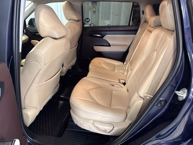 Used 2022 Toyota Highlander XLE AWD/4WD image 4