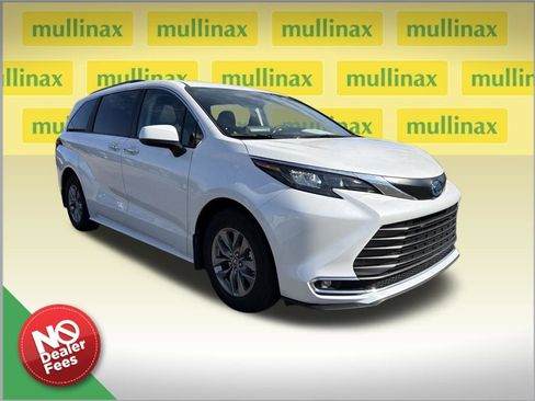 Used 2024 Toyota Sienna XLE FWD image 1