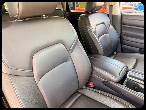Used 2025 Nissan Pathfinder SL FWD image 21