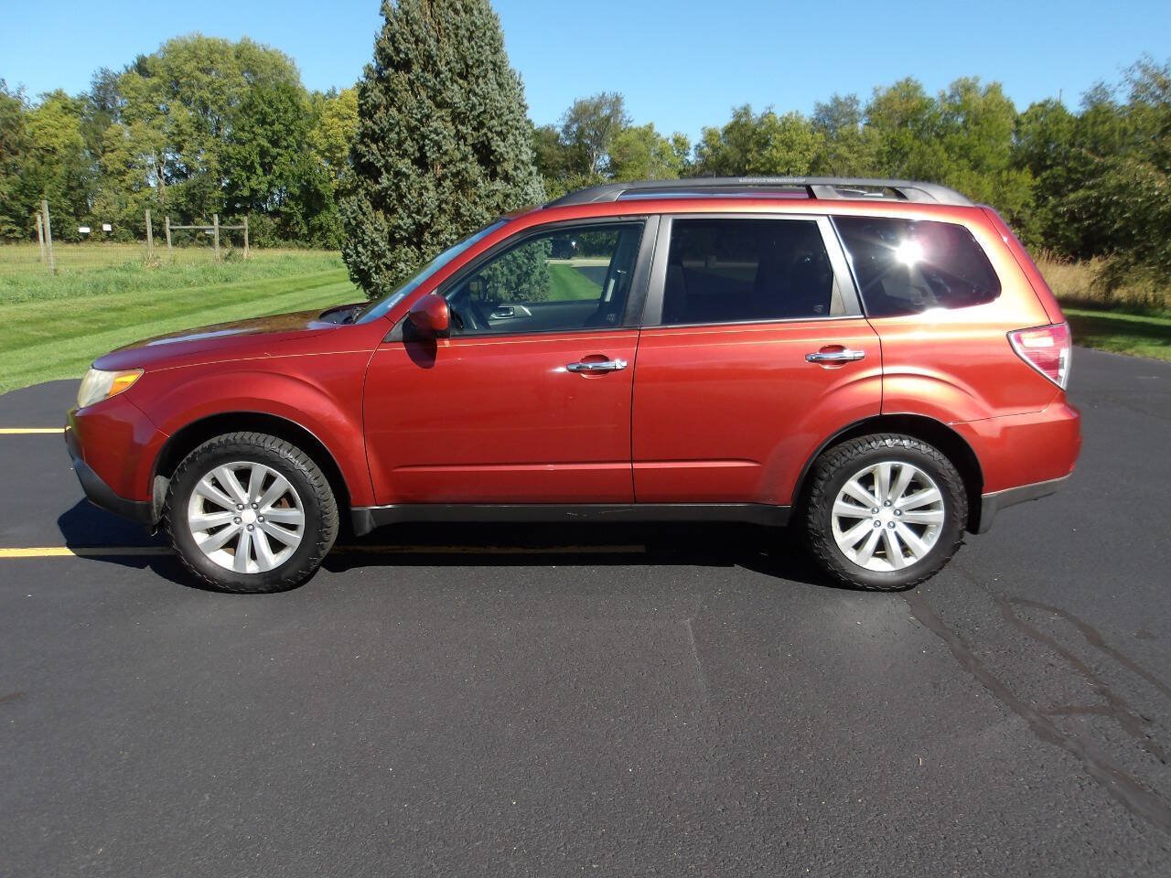 Used 2011 Subaru Forester 2.5X Limited AWD/4WD image 2