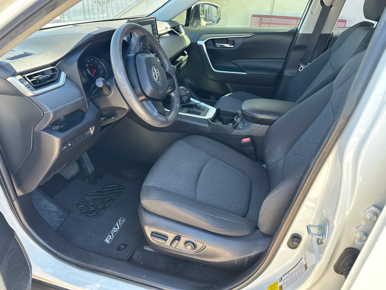 Used 2020 Toyota RAV4 XLE w/ Convenience Package FWD image 5