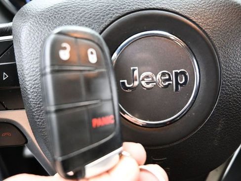 Used 2022 Jeep Grand Cherokee Laredo E image 40