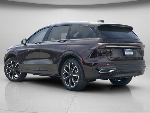 Used 2025 Lincoln Nautilus Reserve image 5