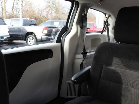 Used 2016 Dodge Grand Caravan American Value Package image 12