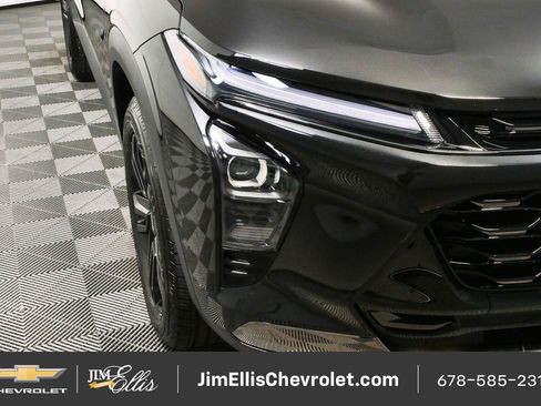 Used 2025 Chevrolet Trax ACTIV w/ Sunroof Package FWD image 35