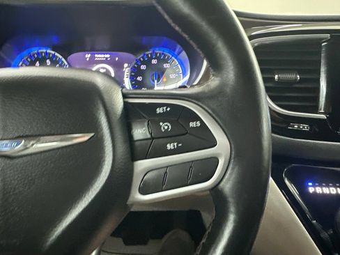 Used 2017 Chrysler Pacifica Touring-L Plus FWD image 36