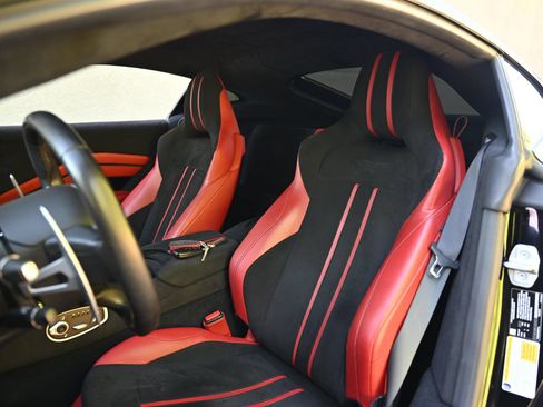 Used 2020 Aston Martin V8 Vantage Coupe RWD image 18