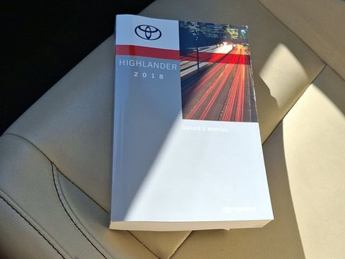 Used 2018 Toyota Highlander XLE w/ Carpet Mat Package (TMS) AWD/4WD image 26