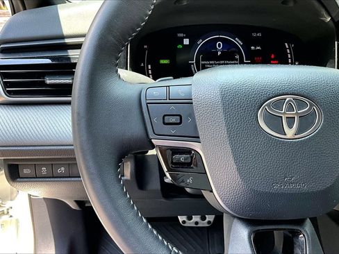 Used 2025 Toyota Camry SE w/ Convenience Package FWD image 10