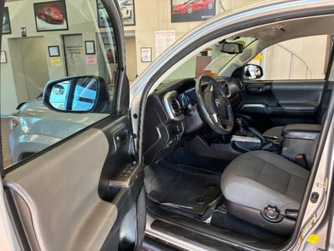 Used 2016 Toyota Tacoma SR5 w/ SR5 Appearance Package (SN) image 11