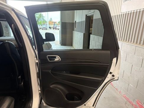 Used 2022 Jeep Grand Cherokee Laredo X AWD/4WD image 13