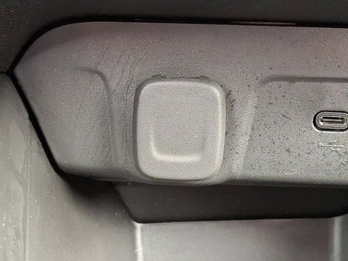 Certified 2025 Chevrolet Trax RS w/ Sunroof Package image 24