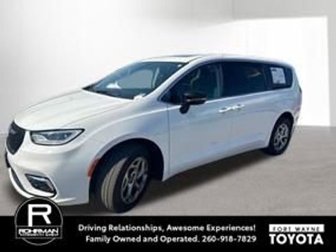 Used 2024 Chrysler Pacifica Limited image 1