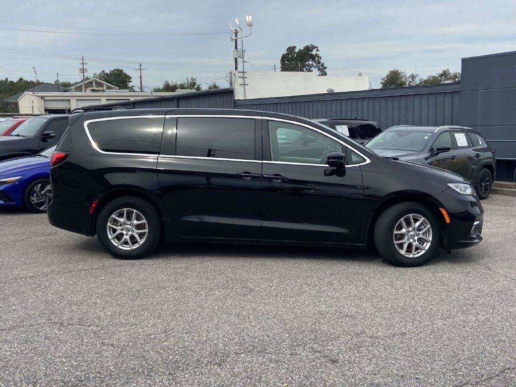 Used 2024 Chrysler Pacifica Touring-L FWD image 2