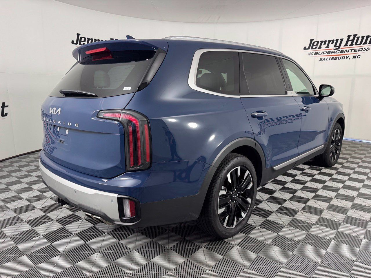Used 2024 Kia Telluride SX w/ Towing Package FWD image 6