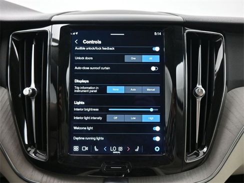 Used 2023 Volvo XC60 B5 Plus image 18