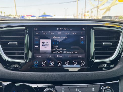 Used 2019 Chrysler Pacifica Touring-L w/ S Appearance Package FWD image 13