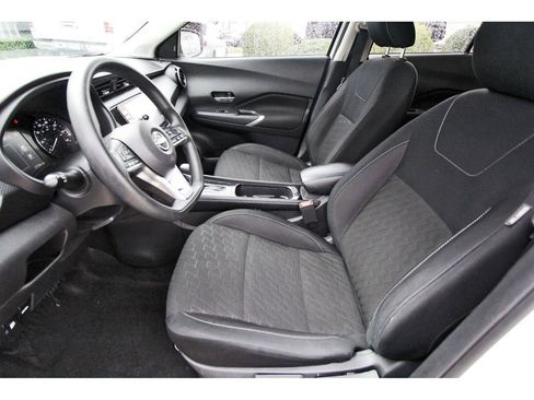 Used 2023 Nissan Kicks SV w/ Interior Electronics Package FWD image 6