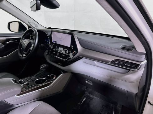 Certified 2023 Toyota Highlander Limited AWD/4WD image 28