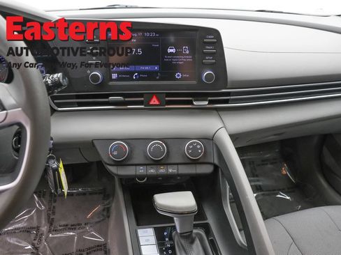 Used 2023 Hyundai Elantra SE w/ Preferred Accessory Package FWD image 12