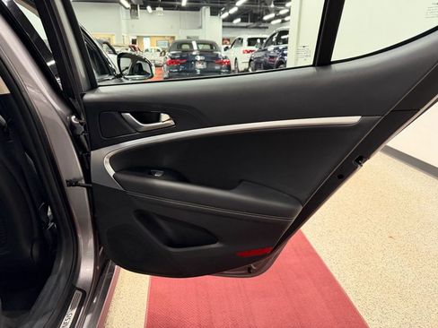 Used 2023 Genesis G70 2.0T image 27