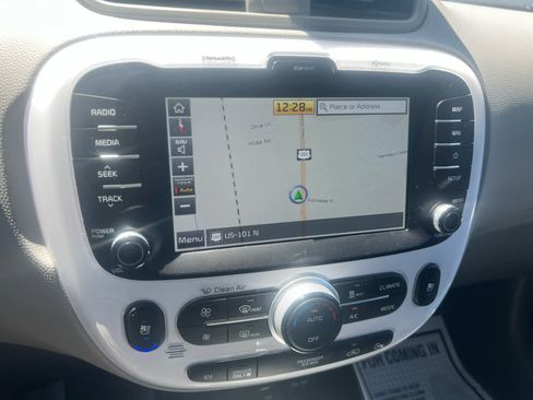 Used 2019 Kia Soul EV + image 18