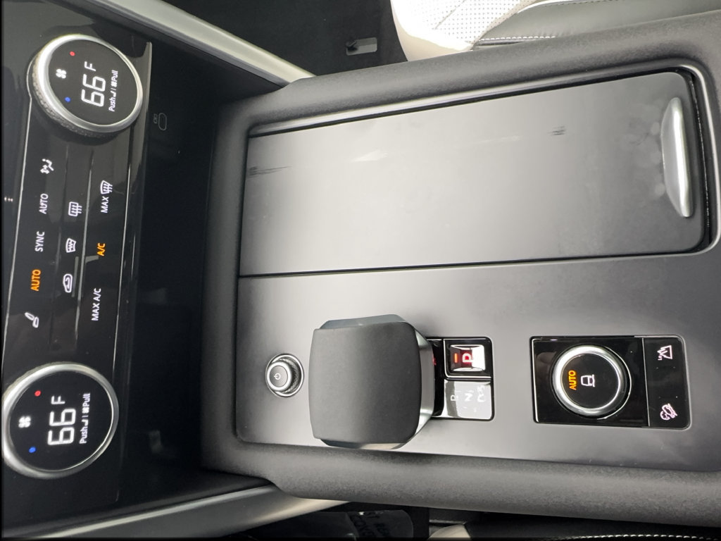 Used 2023 Land Rover Discovery Metropolitan Edition AWD/4WD image 46