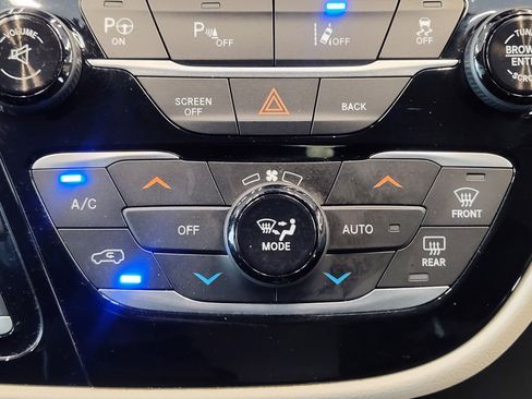 Used 2017 Chrysler Pacifica Touring-L Plus w/ Advanced Safetytec Group FWD image 19