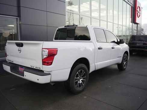 Used 2023 Nissan Titan SV image 4