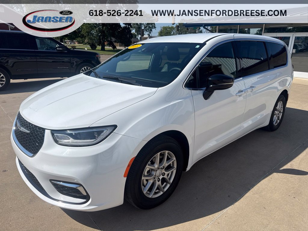 Used 2025 Chrysler Pacifica Select FWD image 3