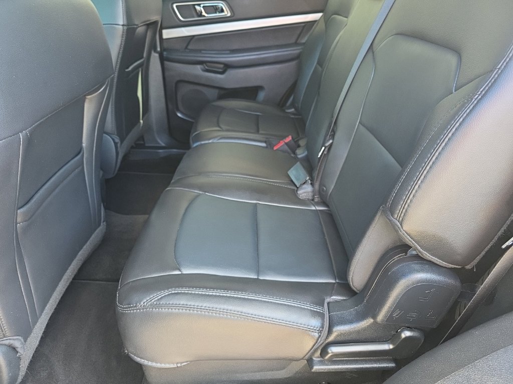 Used 2017 Ford Explorer XLT w/ Equipment Group 202A AWD/4WD image 18
