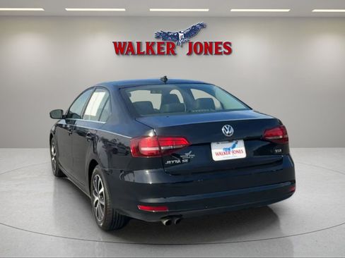 Used 2017 Volkswagen Jetta SE image 4